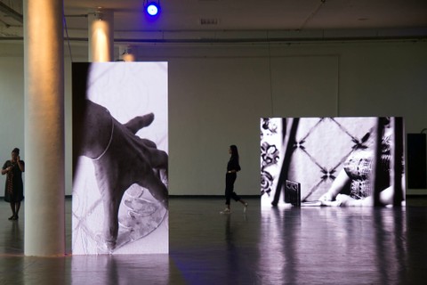  A exposição “Fragmentos”, nos telões, ilumina os corredores da Bienal, para homenagear os processos de transformação através das mãos          