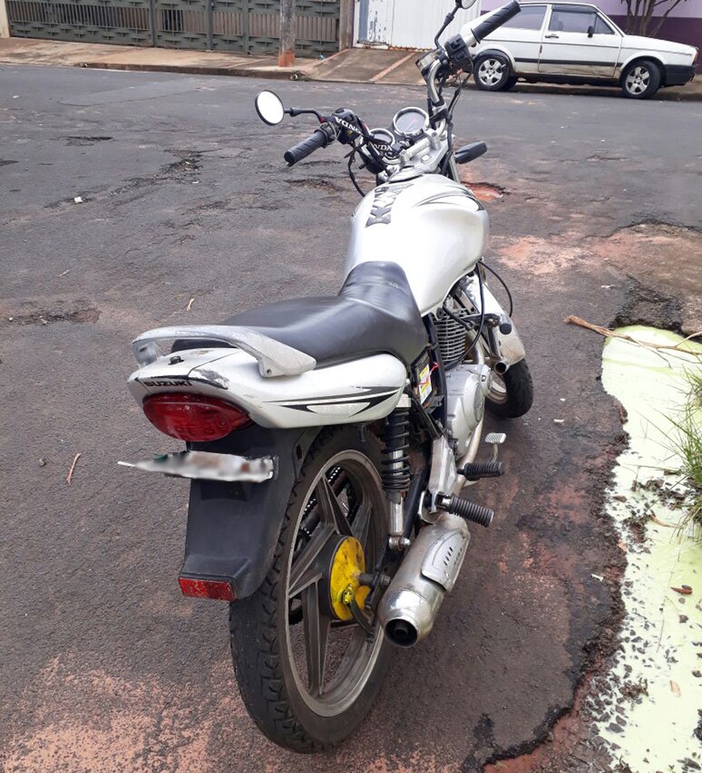 Motocicleta estava com a placa adulterada (Foto: Polícia Militar/Cedida)