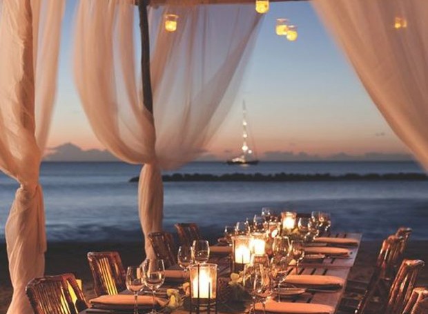 Casamento na praia: iluminação diferenciada (Foto: Pinterest/Reprodução)