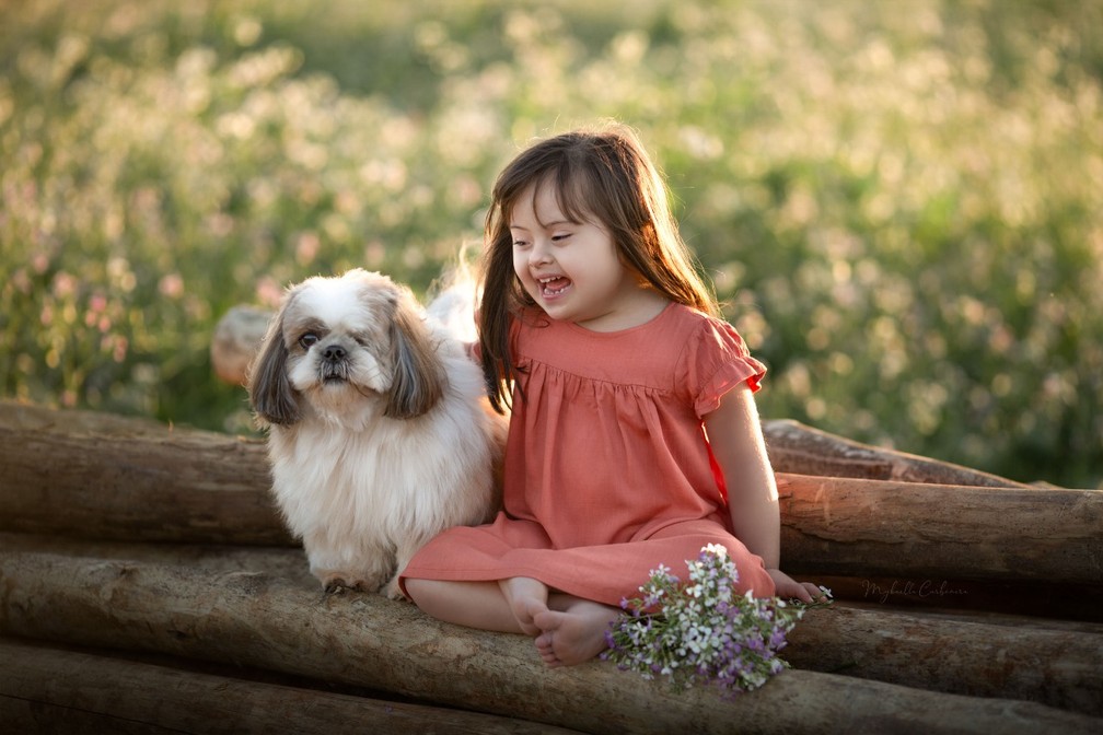 Pets auxiliam no desenvolvimento emocional e cognitivo das crianças. Na foto, Pietra (Síndrome de Down) — Foto: Mykaella Carbonera