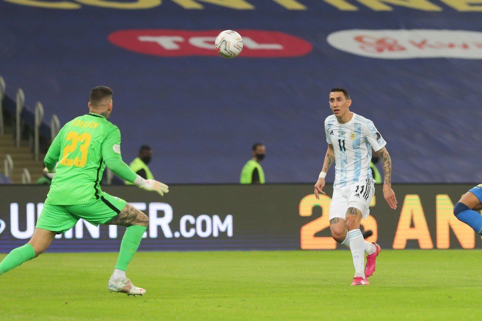 Di María toca por cima de Ederson e marca para a Argentina contra o Brasil — Foto: Divulgação/AFA