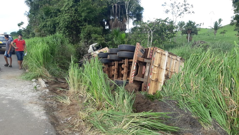 Caminhão tentou desviar de acidente na BR-364 em Presidente Médici, RO, mas acabou tombando. — Foto: PRF/Divulgação