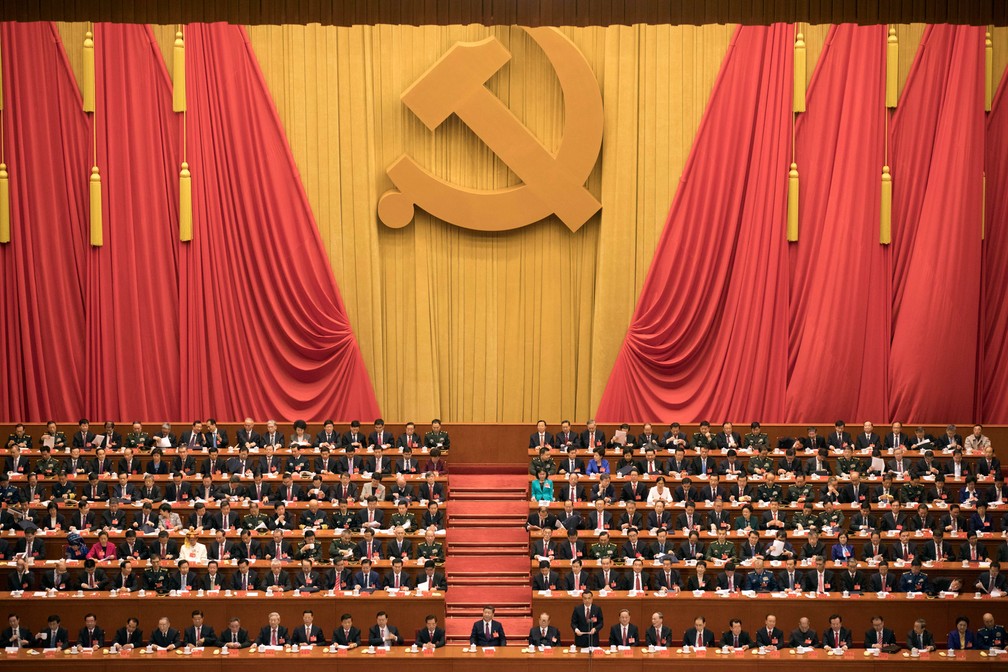 O presidente chinês Xi Jinping, ao centro, preside a cerimônia de abertura do 19º Congresso do Partido Comunista Chinês realizado no Grande Salão do Povo em Pequim, em 2017 — Foto: Ng Han Guan/AP