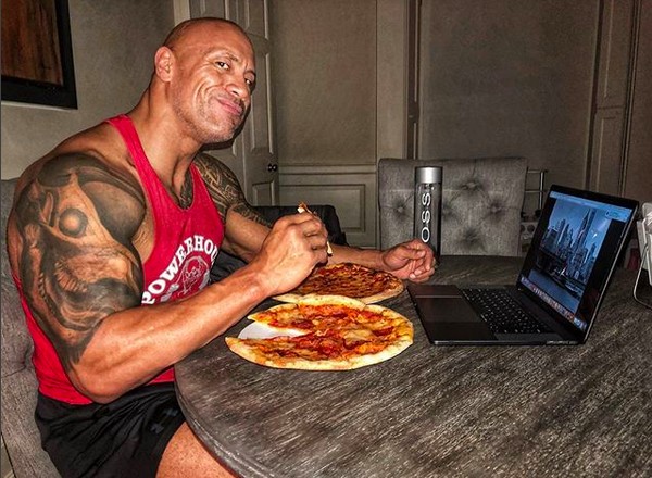 O ator Dwayne The Rock Johnson comendo duas pizzas (Foto: Instagram)