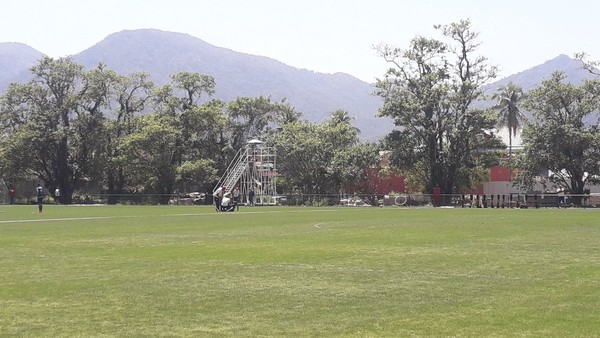 Vinicius Jr tem entorse no joelho direito, e Réver deixa treino do Fla mais cedo