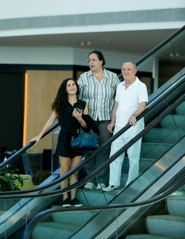Renato Aragão passeia com a filha, Livian Aragão, e a mulher, Lilian, em shopping (Foto: Edson Aipim/AgNews)