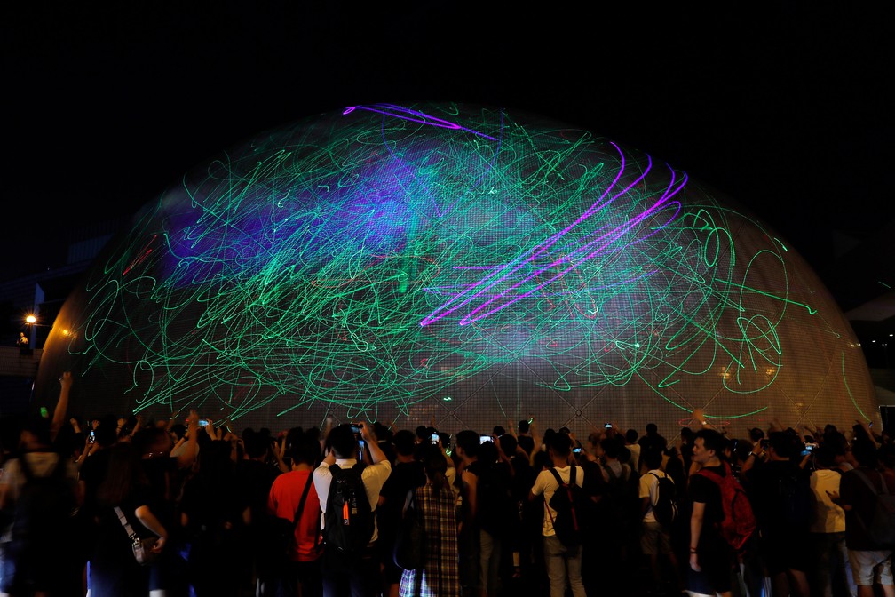 Manifestantes usam ponteiros laser para iluminar o Museu Espacial de Hong Kong durante uma manifestação na noite de quarta-feira (7)  — Foto: Kin Cheung/AP