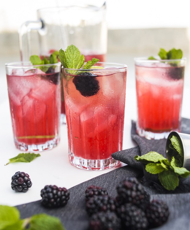Receita de drinque de frutas vermelhas com gin e espumante pode ser servida em copos altos (Foto: Carol Mezzalira / Senhorita Gourmet / Divulgação)