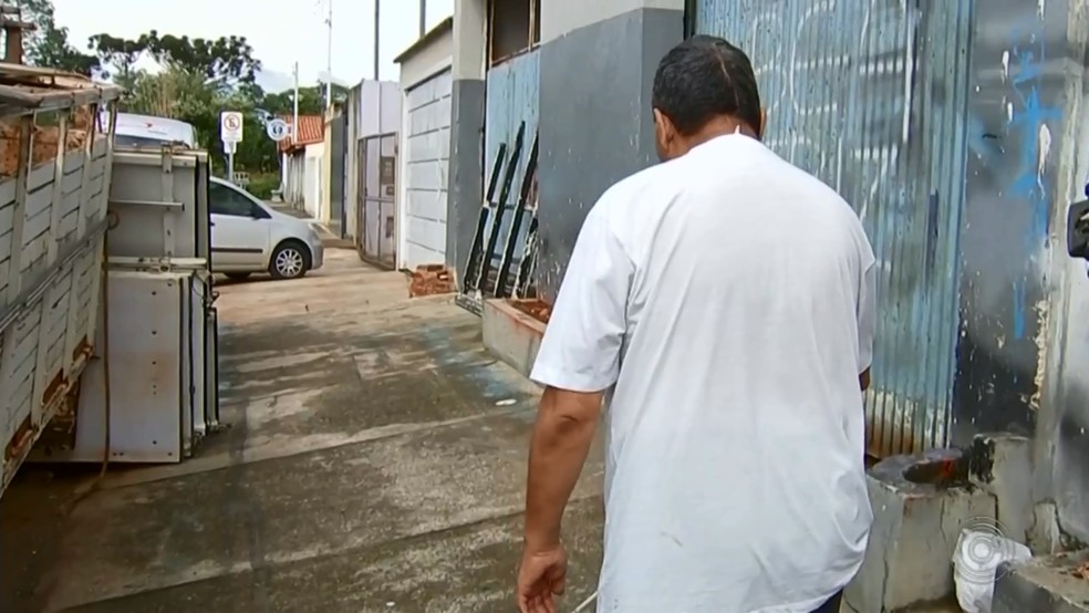 Deficientes visuais tÃªm dificuldade de andar por calÃ§adas perto do Ceprevi, em Itapetininga â Foto: TV TEM/ReproduÃ§Ã£o