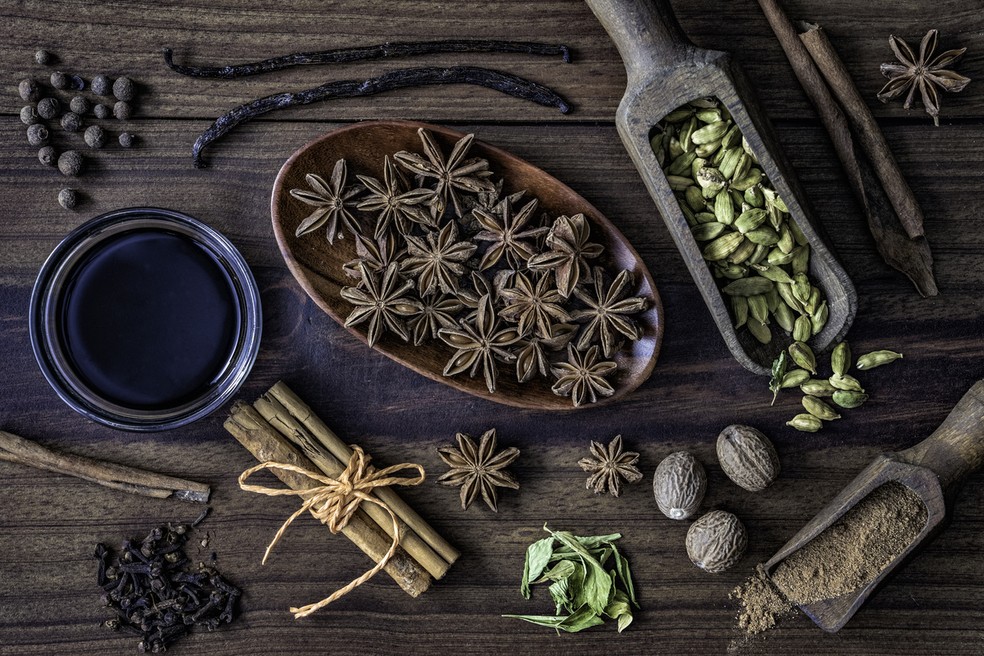 Especiarias como canela, cravo e cardamomo podem ser usadas para dar sabor aos alimentos — Foto: Istock Getty Images
