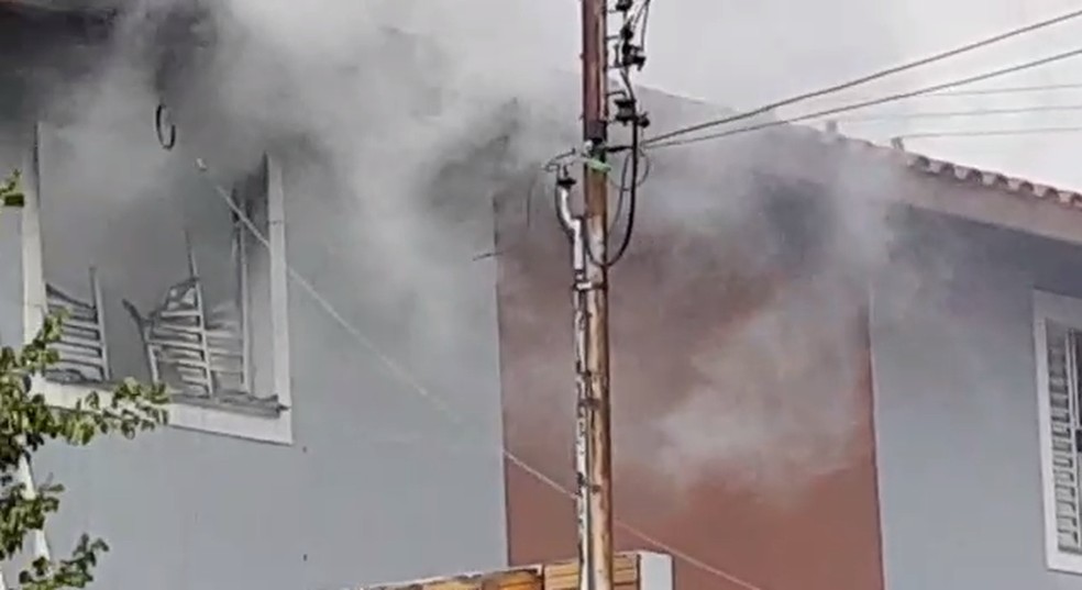 Casa pega fogo em bairro de Avaré — Foto: Arquivo Pessoal