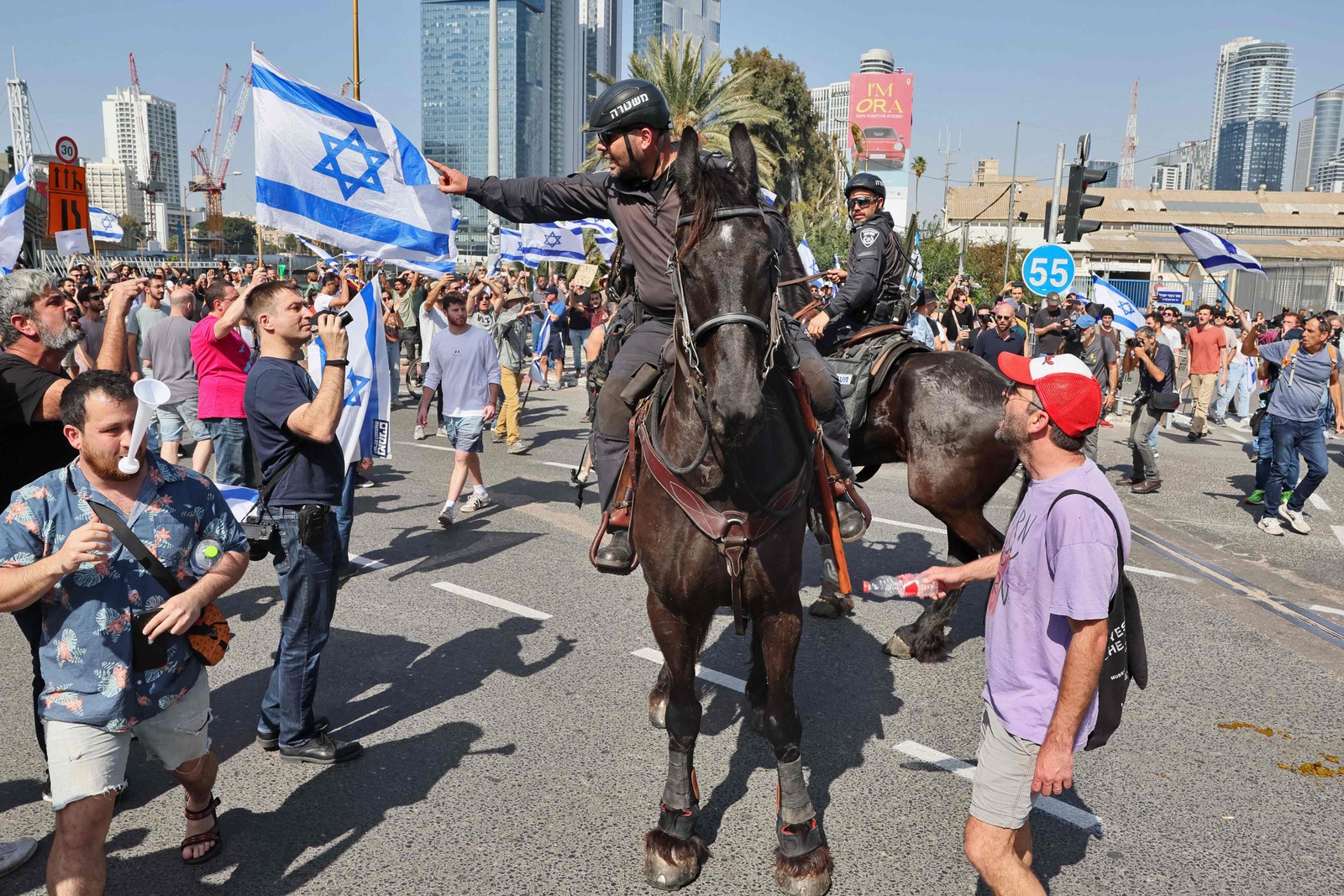 Polícia montada israelense tenta bloquear protesto contra o controverso projeto de lei de reforma da justiça do governo em Tel Aviv — Foto: jACK GUEZ/AFP