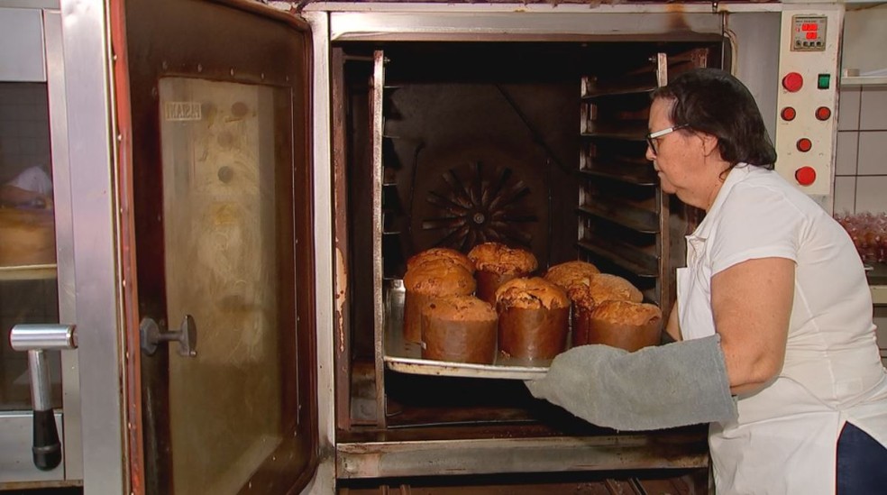 Empresária Maria Araújo chega a produzir 200 panetones por dia (Foto: Reprodução/TV TEM)