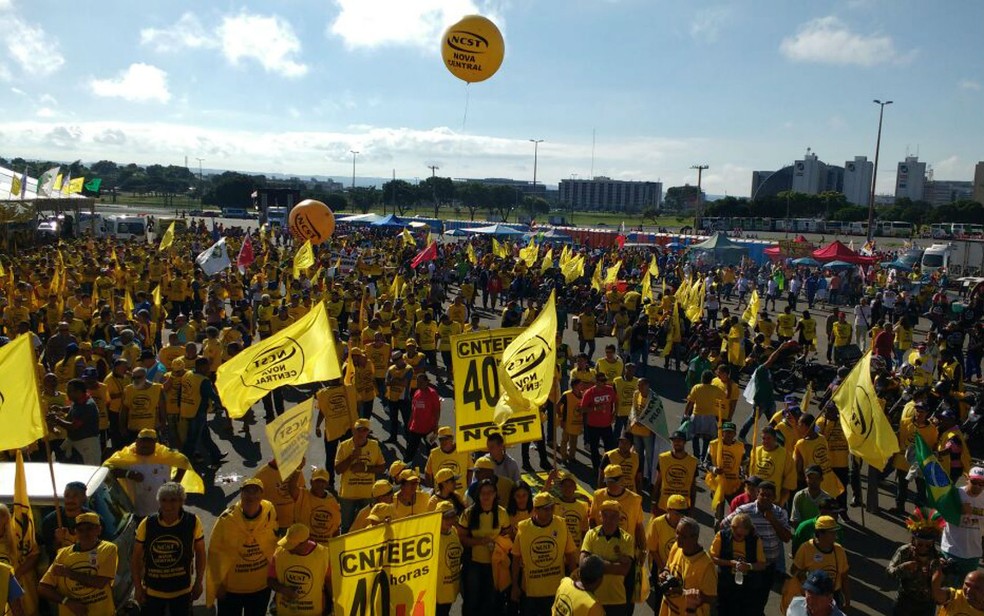 Nova Central Sindical dos Trabalhadores se reúne no estacionamento do estádio Mané Garrincha em ato contra o governo de Michel Temer  (Foto: Beatriz Pataro/G1)