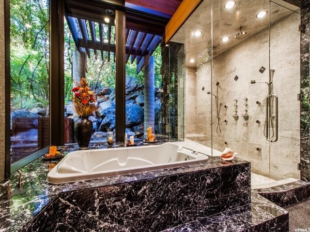 Banheiro principal (Foto: Windermere Real Estate / Instagram / Reprodução)