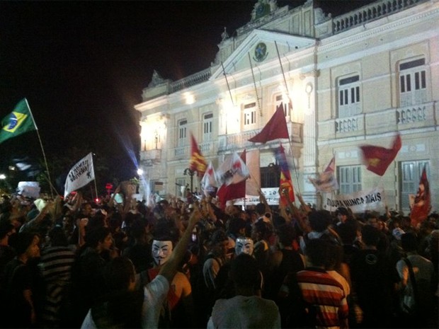 Na Praça dos Três Poderes, manifestantes pediram que bandeiras de partidos fossem abaixadas (Foto: Daniel Peixoto/G1)