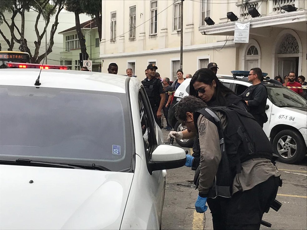 Carro estava em frente à Faculdade Nacional de Direito, na Rua Moncorvo Filho, no Centro do Rio &#8212; Foto: Yasmin Restum/ G1
