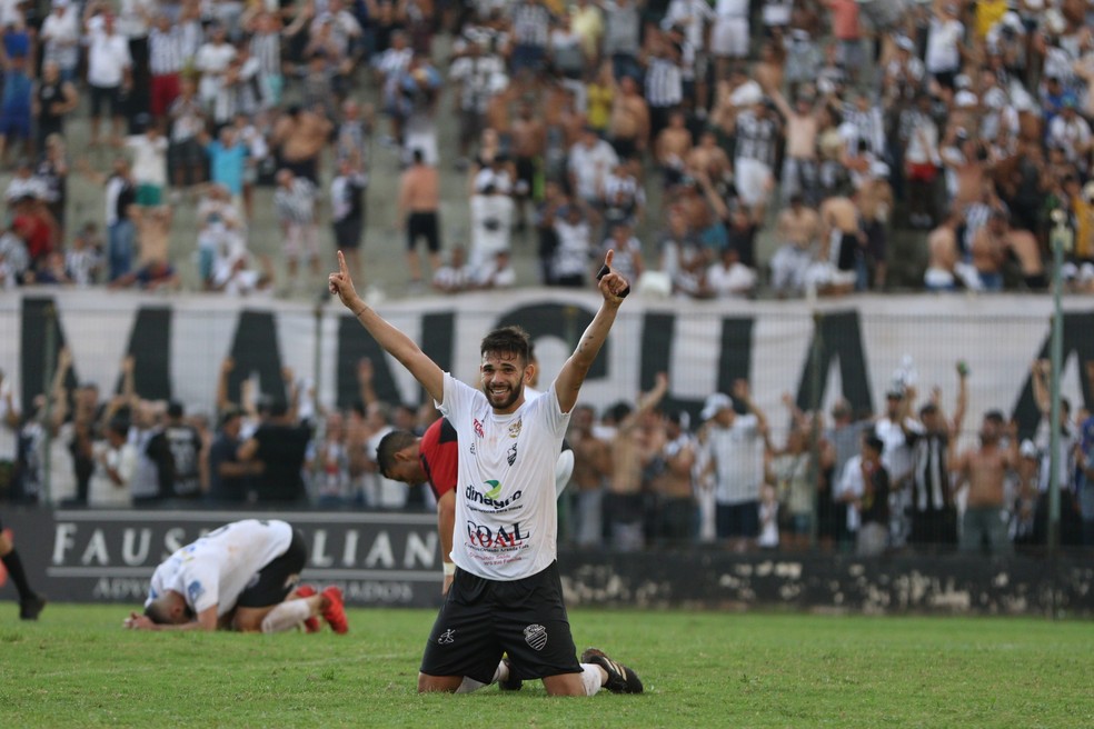 Lineker durante celebraÃ§Ã£o de classificaÃ§Ã£o sobre o Flamengo â€” Foto: Renato Lopes / Jornal A Cidade