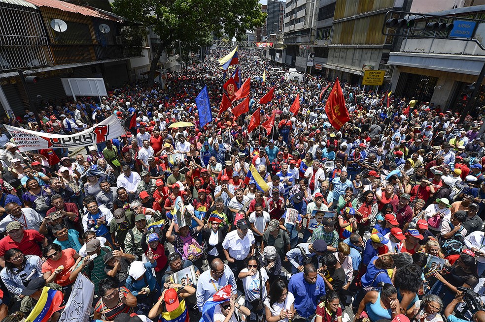 Multidão de manifestantes pró-Maduro participa de protesto  em defesa do presidente perto do Palácio Miraflores, em Caracas, a cerca de 10 km da base aérea 'La Carlota' — Foto: Matias Delacroix/AFP