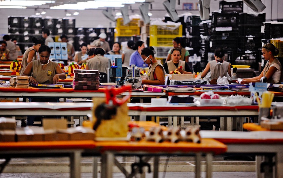 Linha de produção de fábrica de brinquedos — Foto: Raul Zito/G1