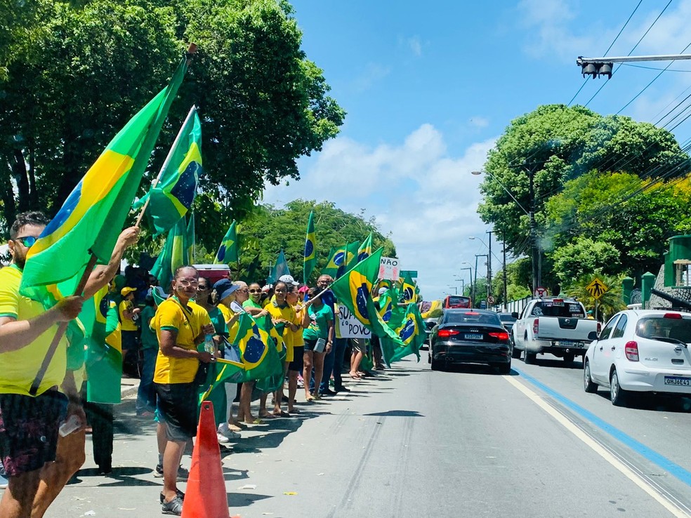 Faixa azul está liberada para a passagem de veículos na Fernandes Lima — Foto: Vivi Leão/g1