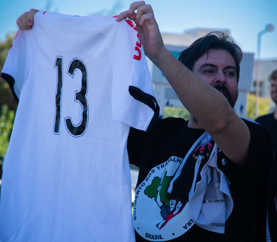 Homem exibe camisa do Corinthians durante primeiro turno em Lisboa