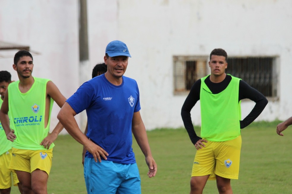 Frederico Bráz, técnico do Poconé, orienta os jogadores durante o treino  — Foto: Assessoria Poconé Esporte Clube