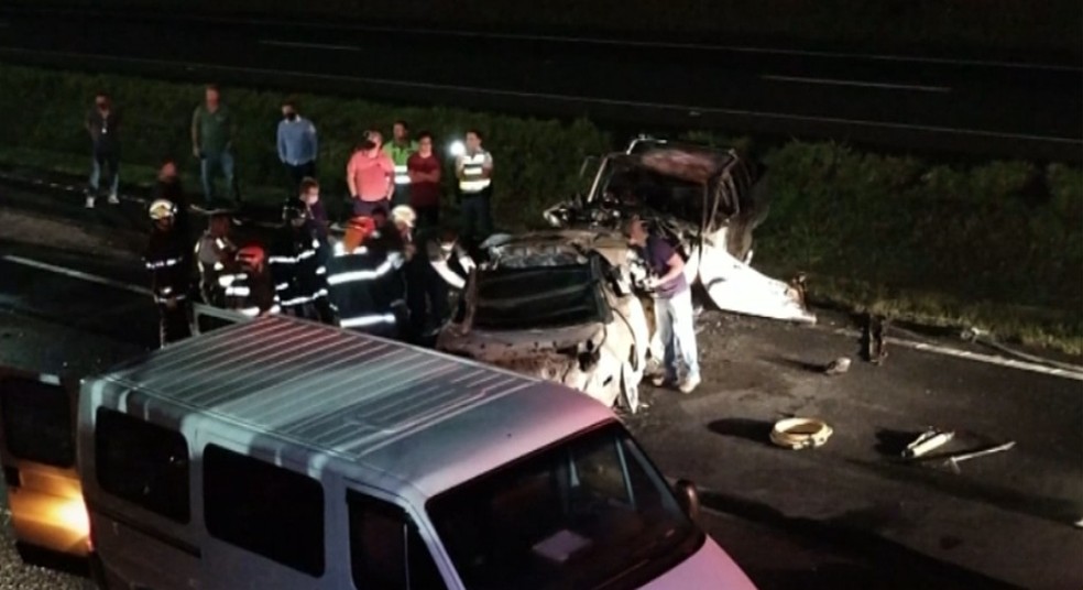 Acidente com carro e caminhonete na Rodovia Euclides da Cunha matou três pessoas — Foto: Votuporanga Tudo