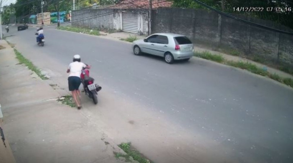 Após assaltar pedestre, motociclista fica no "prego" e foge empurrando a moto em Fortaleza. — Foto: Reprodução