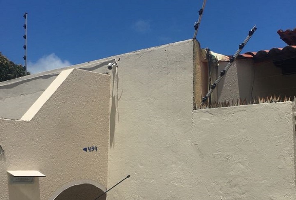 Câmera era instalada no muro de residência no bairro Petrópolis, quando arrastão aconteceu (Foto: Mauro Terayama/ Inter TV Cabugi)