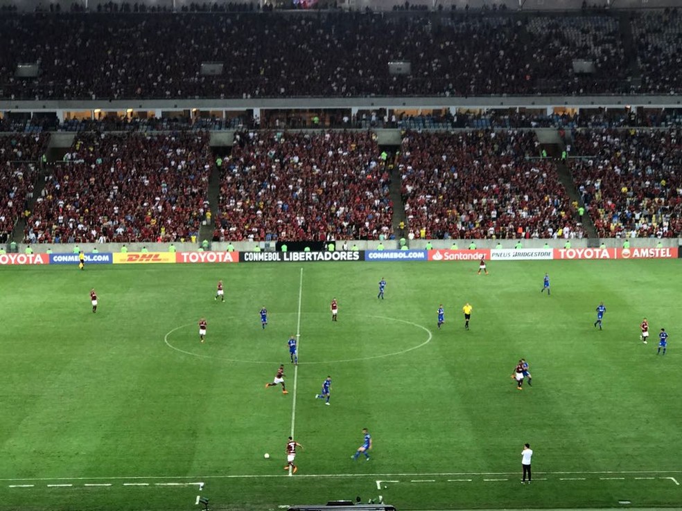 J&aacute; em vantagem, o Cruzeiro manteve a estrutura, mas recuou a marca&ccedil;&atilde;o para atr&aacute;s da linha da bola (Foto: Cah&ecirc; Mota)