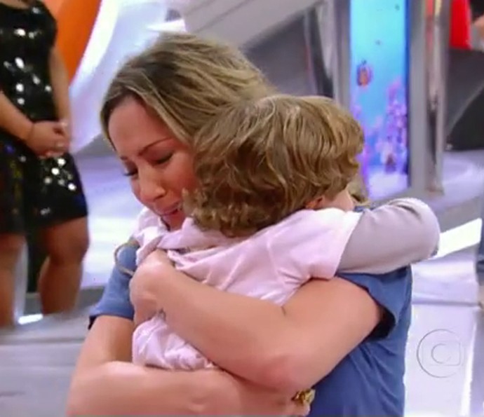 Claudia Leitte se emociona ao abraçar o filhinho Davi (Foto: TV Globo)