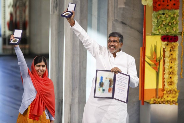 Malala Yousafzai e Kailash Satyarthi comemoram seu prêmio Nobel da Paz nesta quarta-feira (10) em Oslo, na Noruega (Foto: Cornelius Poppe/NTB Scanpix/Reuters)