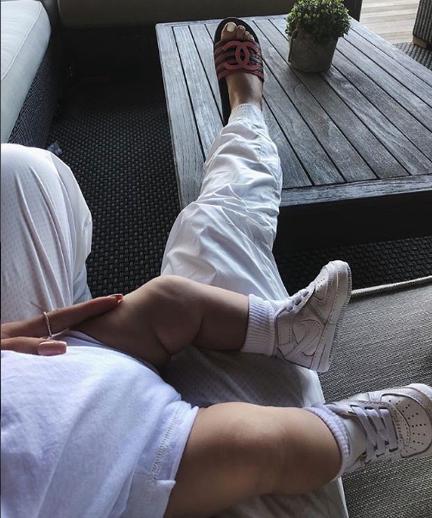 Tênis e meias para Stormi e chinelo grifado para Kylie (Foto: Reprodução Instagram)