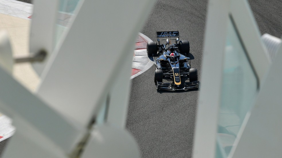 Pietro Fittipaldi acelera carro da Haas em teste em Yas Marina — Foto: Divulgação