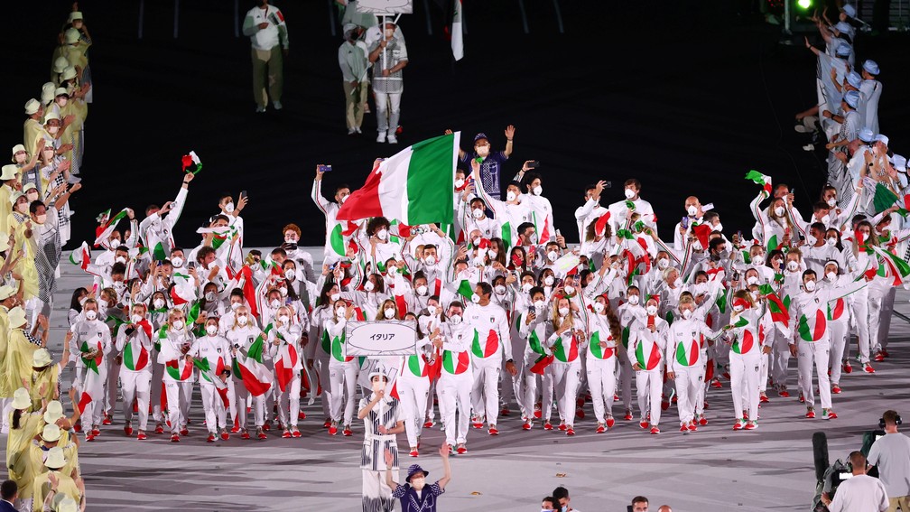  Jessica Rossi e Elia Viviani lideram parte da delegação italiana durante a cerimônia de abertura dos Jogos Olímpicos de Tóquio, no Japão — Foto: Mike Blake/Reuters