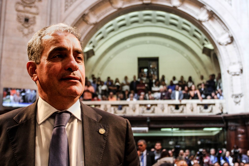 André Ceciliano (PT) após votação que o consagrou presidente da Alerj pelo biênio 2019-2020. — Foto: Otacílio Barbosa/Alerj/Divulgação