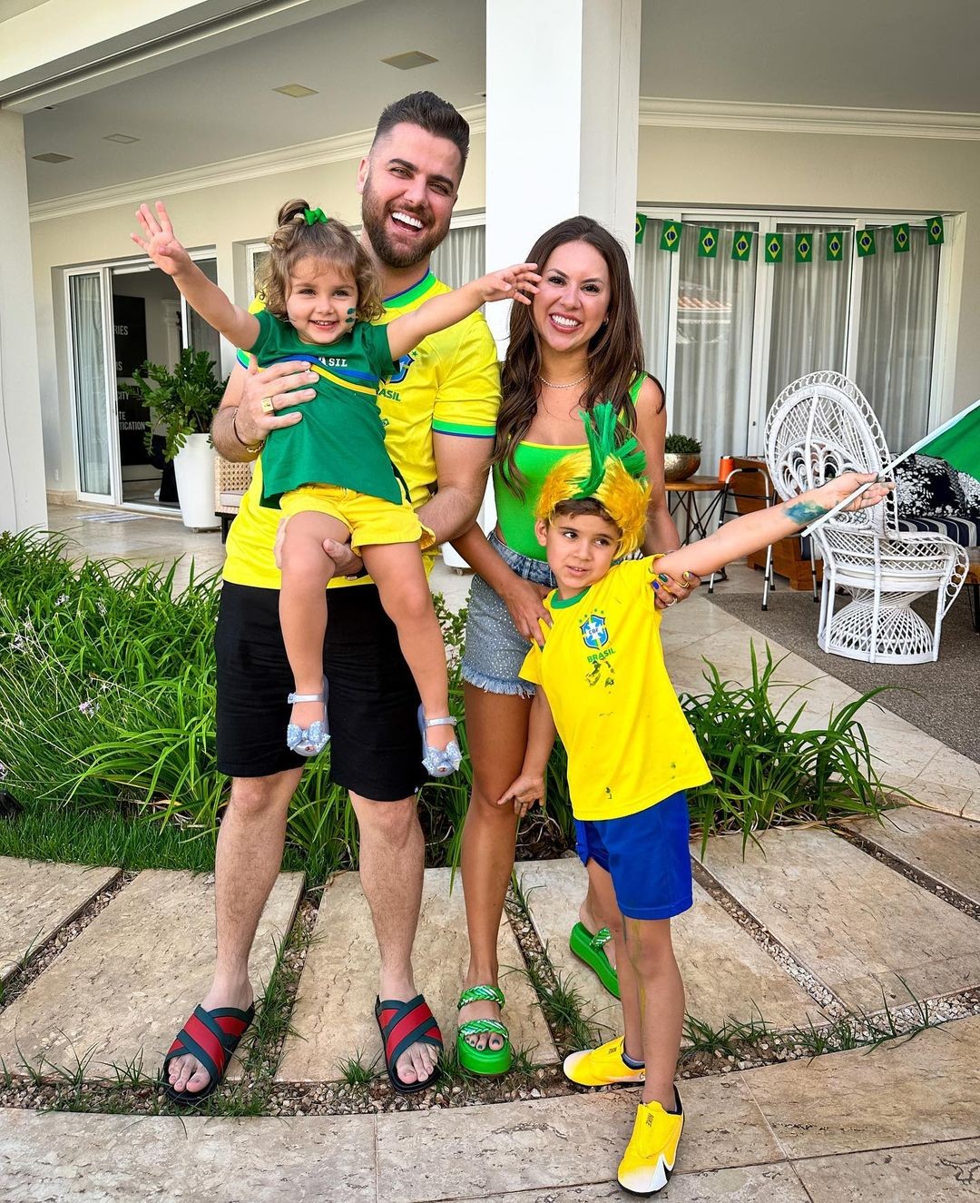 Zé Neto e Natalia Toscano com os filhos — Foto: Reprodução do Instagram