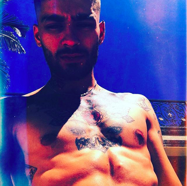 A tatuagem no peito de Zayn Malik com os olhos de Gigi Hadid (Foto: Instagram)