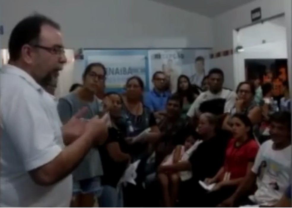 Médico Mário Benjamin disse aos pacientes que não havia medicamentos para atender a todos no Pronto Socorro Municipal de Parnaíba. (Foto: Reprodução)
