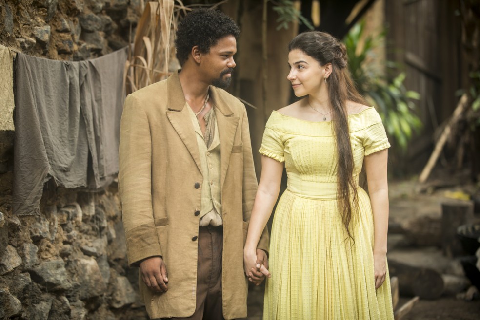 Pilar (Gabriela Medvedovski) e Samuel (Michel Gomes) se apaixonarão em 'Nos Tempos do Imperador' — Foto: Globo/João Miguel