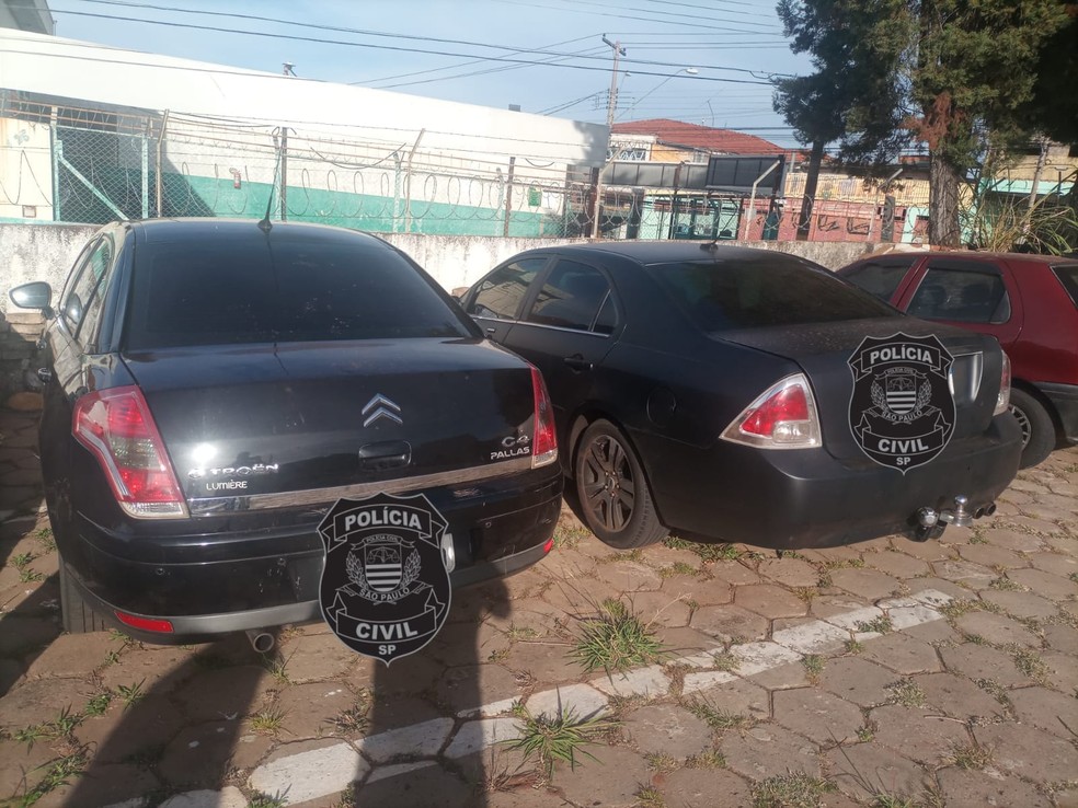 Carros apreendidos com dupla presa em pedágio em operação na região de Marília — Foto: Polícia Civil /Divulgação