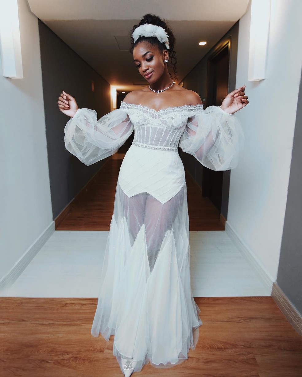 Iza mostra um dos vestidos usados em seu casamento — Foto: Reprodução/Instagram