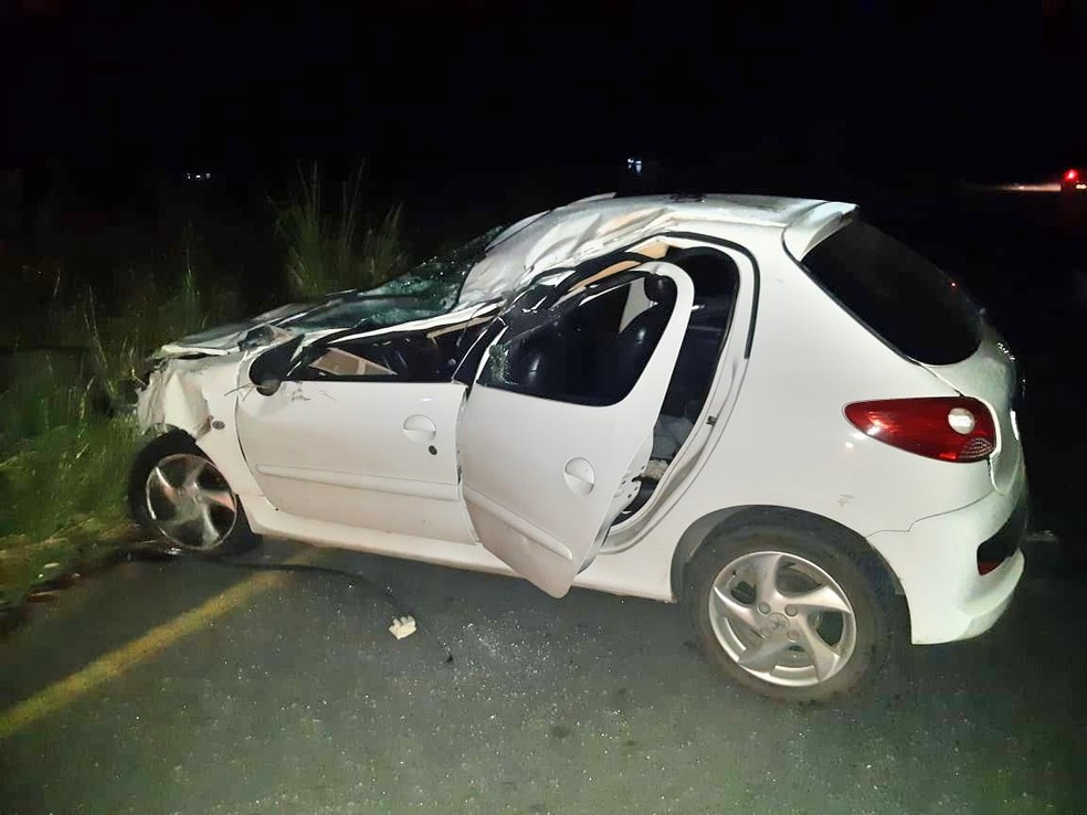 De acordo com a Polícia Rodoviária Federal em Pernambuco, motorista com sinais de embriaguez perdeu o controle do carro — Foto: Polícia Rodoviária Federal em Pernambuco