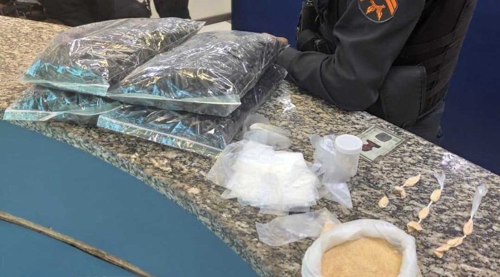 Após denúncia, jovem é preso por