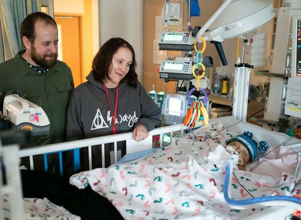 O filho de Sean e Josie Kelley, Sawyer, 1,foi diagnosticado com uma condição genética chamada síndrome de Alagille (Foto: Reprodução: )