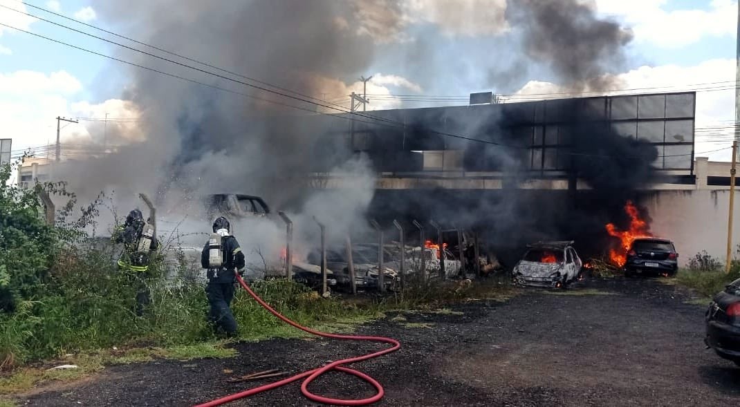 Incêndio atinge pátio e mais de 20 carros são danificados na antiga sede da secretaria de transporte de Feira de Santana