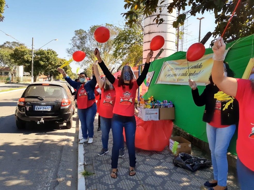 Escola infantil de Ca&ccedil;apava promove encontro de alunos e professores em drive-thru &mdash; Foto: Prefeitura de Ca&ccedil;apava/Divulga&ccedil;&atilde;o