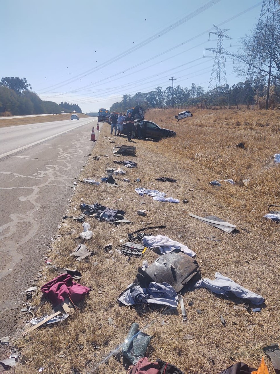 Objetos pessoais e partes dos veículos ficaram espalhados pelo acostamento e pela pista da Washington Luís - acidente itirapina — Foto: Redes sociais