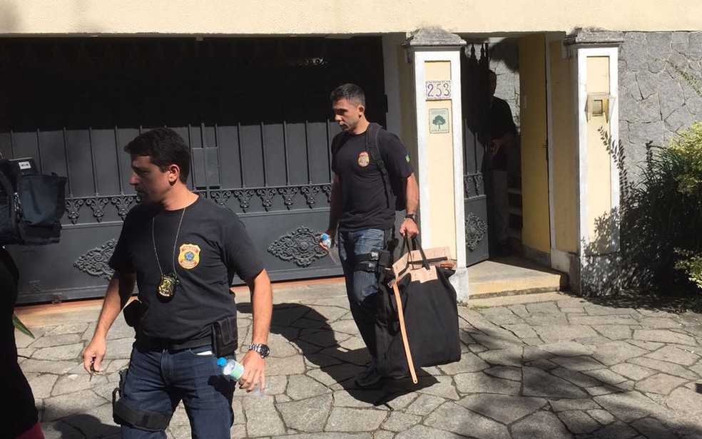 Agentes deixaram a casa de Nuzman carregando malotes por volta das 9h30 desta terça  (Foto: Henrique Coelho / G1)